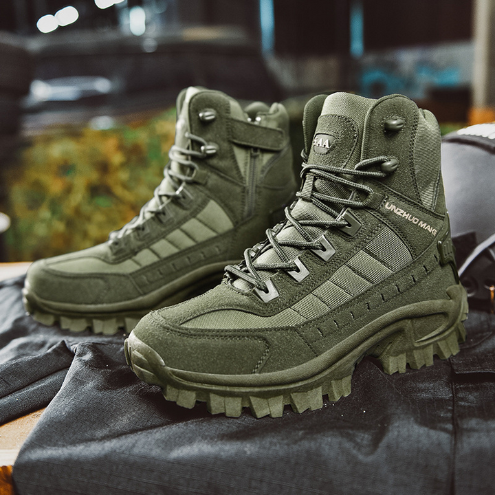 Stap vol vertrouwen de koude dagen tegemoet met deze stoere militaire winterlaarzen voor dames, genaamd Femke. Gemaakt van pluche en katoen voor ultieme warmte en comfort, met een stevige constructie, luxe voering, uitstekende grip en ondersteuning - ideaal voor stedentrips en stevige wandelingen tijdens de wintermaanden.