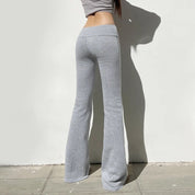 Fenna | Casual lage taille uitlopende broek in de kleur Grijs voor dames in stijl ideaal voor de herfst.