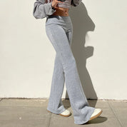 Fenna | Casual lage taille uitlopende broek in de kleur Grijs voor dames in stijl ideaal voor de herfst.