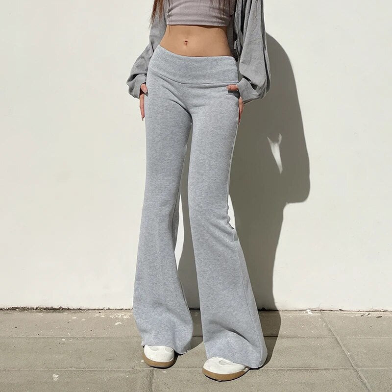 Fenna | Casual lage taille uitlopende broek in de kleur Grijs voor dames in stijl ideaal voor de herfst.