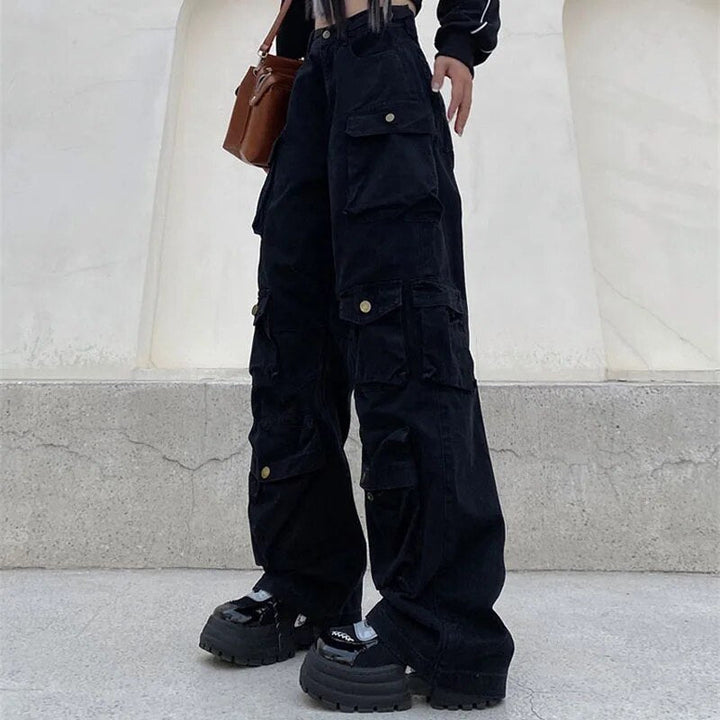 Fenna | Stijlvolle Multi-Pocket Cargo Broek in de kleur Zwart voor dames in Outdoor stijl geschikt voor alle seizoenen.