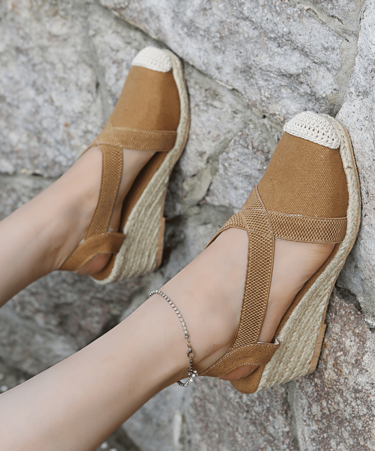 Fenne | Enkelband canvas espadrilles in de kleur Bruin voor dames in Beach stijl ideaal voor de lente.