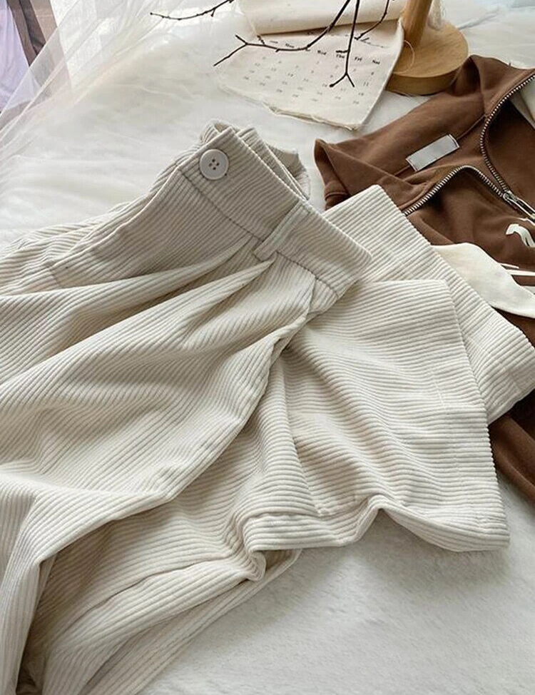 Fien | Retro hoge taille corduroy broek voor dames in de kleur Beige voor dames in stijl ideaal voor de herfst.