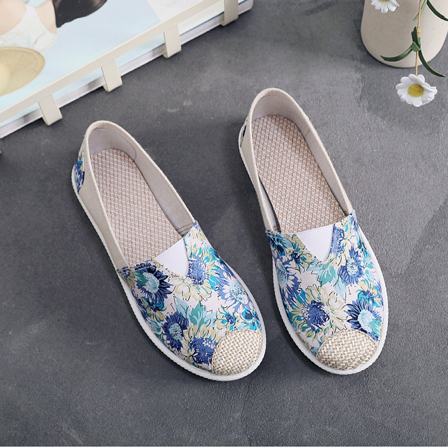 Fleur | Fleurige canvas espadrilles in de kleur Blauw/Bruin voor dames in Beach stijl ideaal voor de zomer.