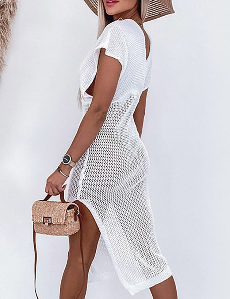 Deze gehaakte beachwear jurk is een must-have voor een dagje strand! Ideaal om over je bikini of badpak te dragen, met korte mouwen, een lage V-hals, een stijlvolle split en een strikdetail in de taille. Het luchtige materiaal zorgt voor extra comfort, terwijl de gehaakte stijl zorgt voor een trendy uitstraling.