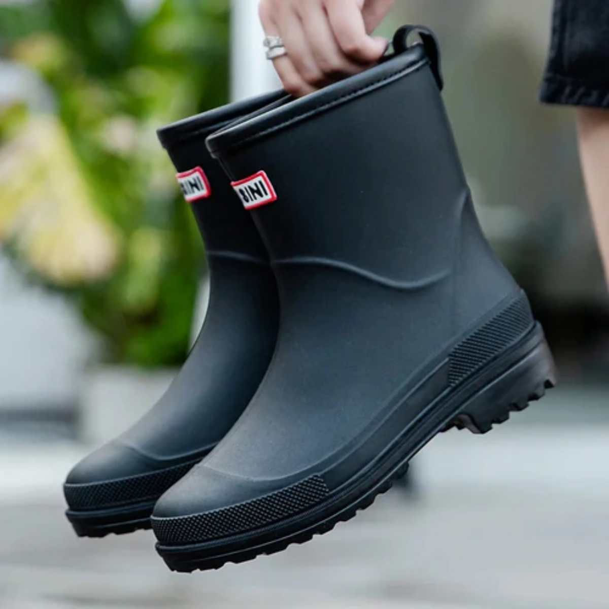 Floor | Trendy waterdichte dames regenlaarzen in de kleur Zwart voor dames in Outdoor stijl ideaal voor de lente.