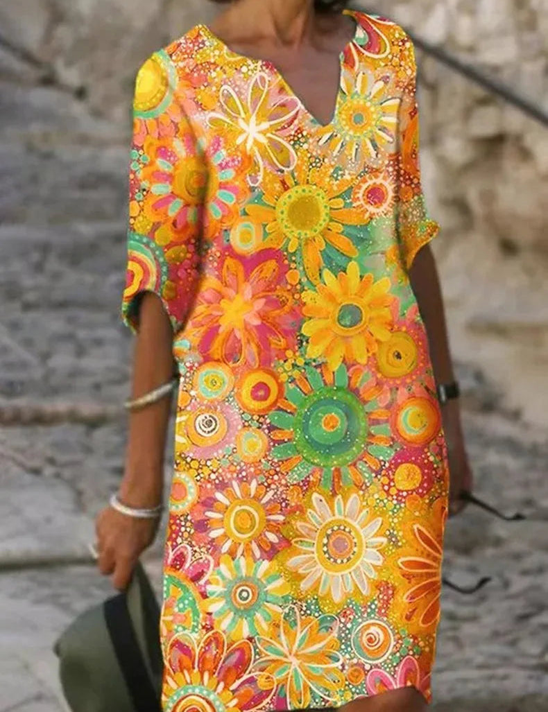 Deze zomerjurk is voorzien van een betoverende bloemenprint en comfortabele halve mouwen. Geschikt voor diverse gelegenheden, zorgt de jurk voor een frisse, elegante en veelzijdige look.