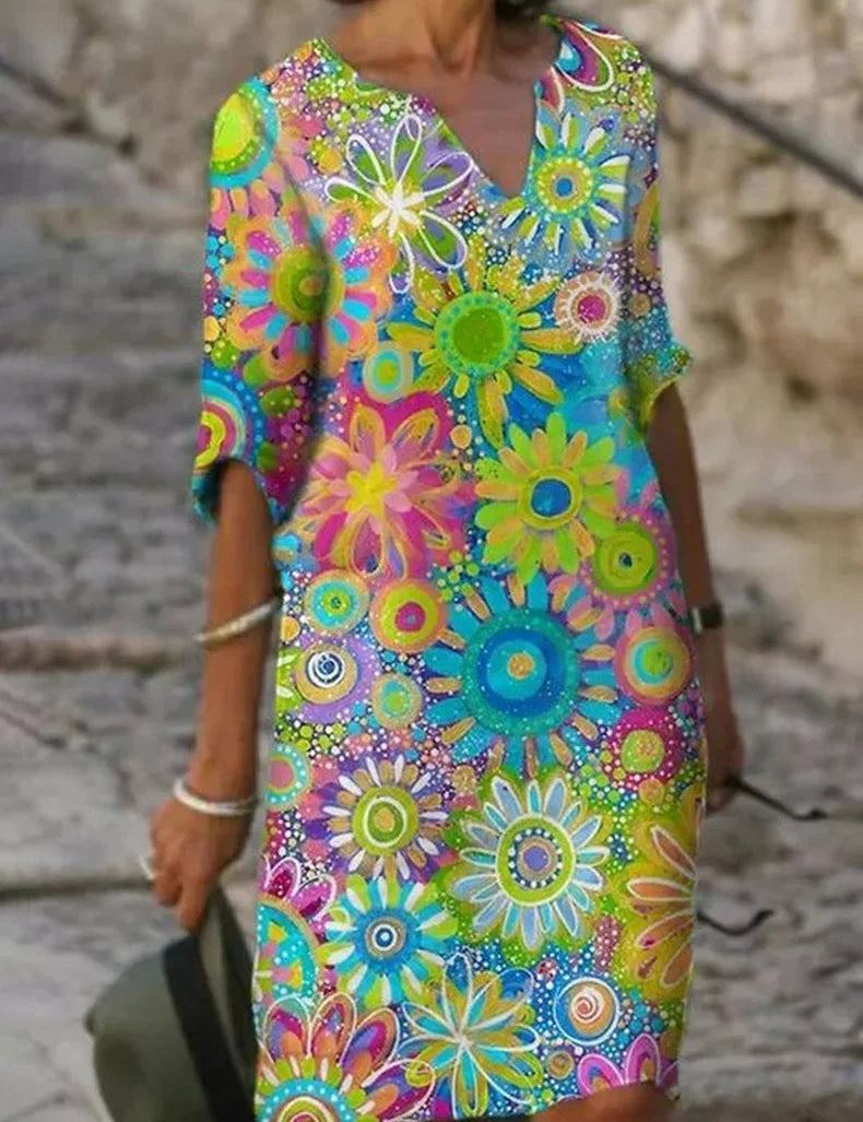 Deze zomerjurk is voorzien van een betoverende bloemenprint en comfortabele halve mouwen. Geschikt voor diverse gelegenheden, zorgt de jurk voor een frisse, elegante en veelzijdige look.