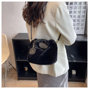 Fluffy Handbag | Deze tas wil je gewoon knuffelen in de kleur Wit voor dames in Lounge stijl geschikt voor alle seizoenen.