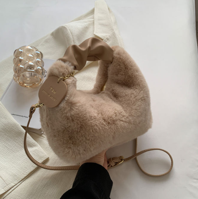 Fluffy Handbag | Deze tas wil je gewoon knuffelen in de kleur Wit voor dames in Lounge stijl geschikt voor alle seizoenen.
