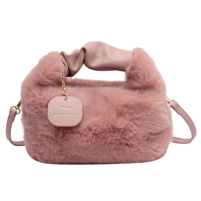 Fluffy Handbag | Deze tas wil je gewoon knuffelen in de kleur Roze voor dames in Lounge stijl geschikt voor alle seizoenen.