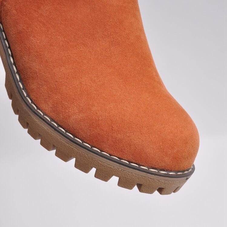 Stap in stijl en comfort de winter in met deze sneeuwlaarzen. De modieuze suède afwerking en warme kunstbontvoering bieden een trendy uitstraling en behaaglijke warmte. Met een dikke anti-slip zool voor stabiliteit in winterse omstandigheden en de mogelijkheid om de schachthoogte aan te passen voor verschillende stijlen, houdt deze laars je warm en modieus, of je nu een winterwandeling maakt of in de stad bent.