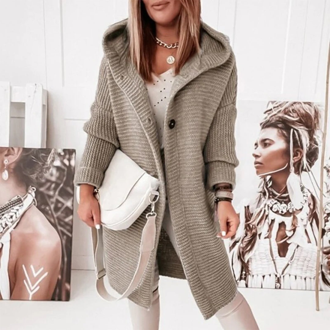 Gebreid vest met knoopjes en capuchon in de kleur Khaki voor dames in stijl ideaal voor de herfst.