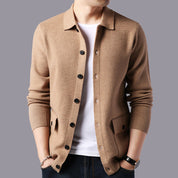 Gebreid vest met zakken in de kleur Khaki voor heren in stijl ideaal voor de herfst.