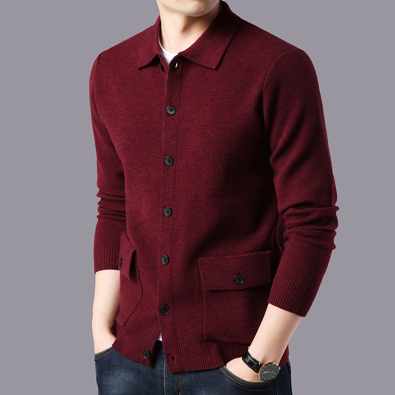 Gebreid vest met zakken in de kleur Wijnrood voor heren in stijl ideaal voor de herfst.