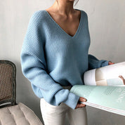 Gebreide zachte trui met v-hals in de kleur Blauw voor dames in Lounge stijl geschikt voor alle seizoenen.