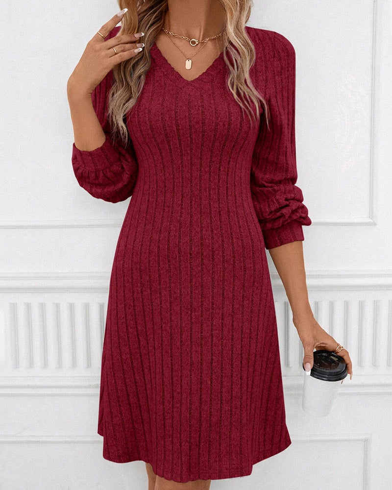 Geribde effen jurk met V-hals in de kleur Bordeaux voor dames in stijl ideaal voor de herfst.
