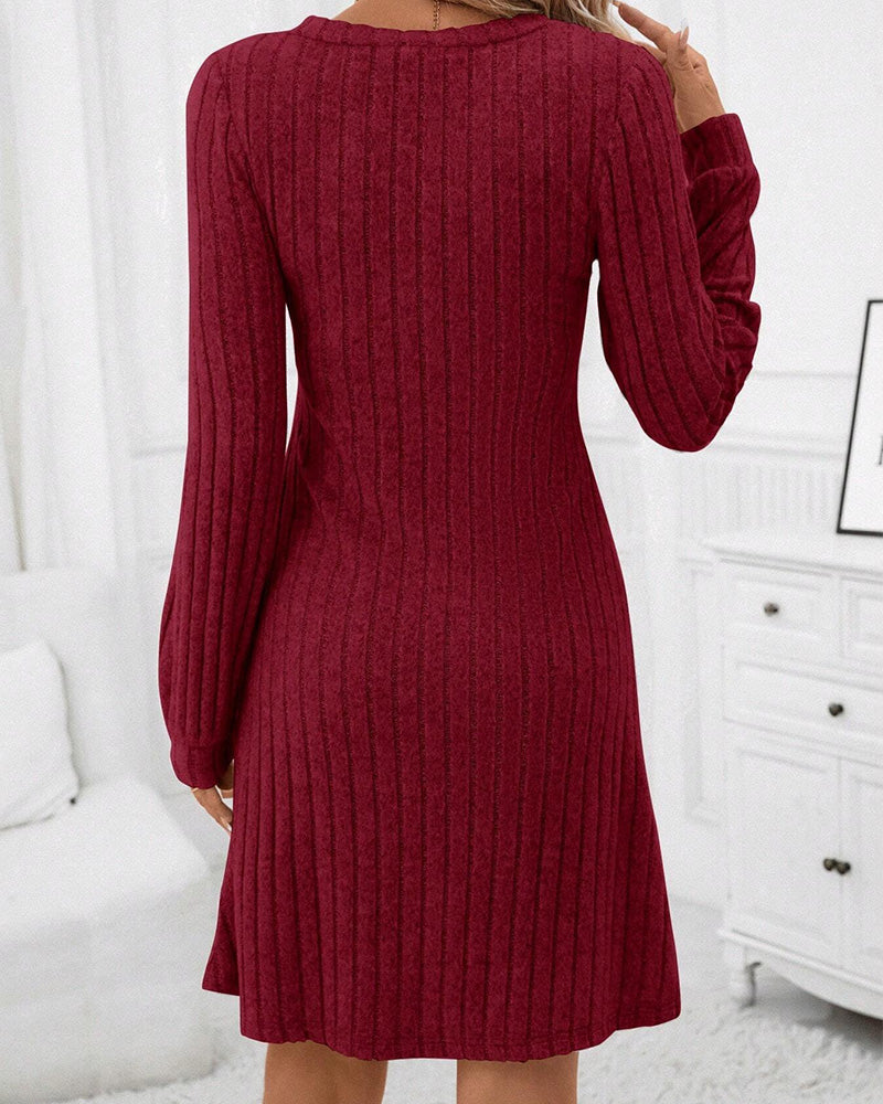 Geribde effen jurk met V-hals in de kleur Bordeaux voor dames in stijl ideaal voor de herfst.