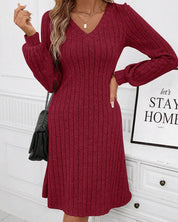 Geribde effen jurk met V-hals in de kleur Bordeaux voor dames in stijl ideaal voor de herfst.