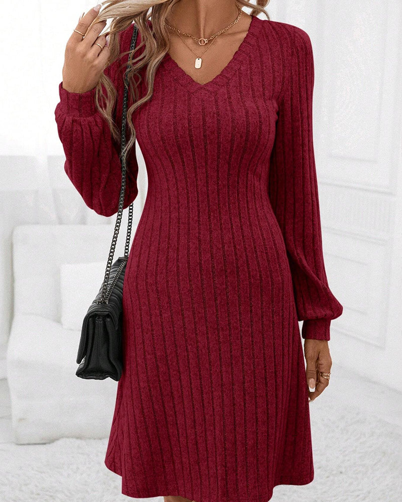 Geribde effen jurk met V-hals in de kleur Bordeaux voor dames in stijl ideaal voor de herfst.