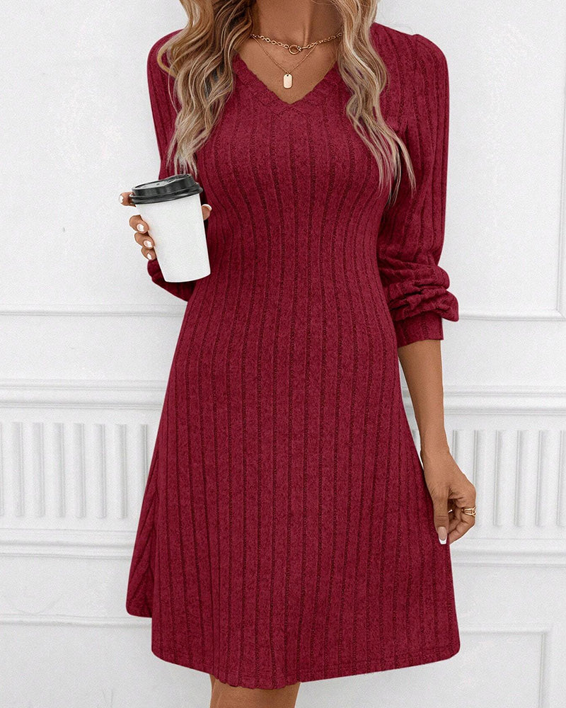Geribde effen jurk met V-hals in de kleur Bordeaux voor dames in stijl ideaal voor de herfst.