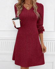 Geribde effen jurk met V-hals in de kleur Bordeaux voor dames in stijl ideaal voor de herfst.