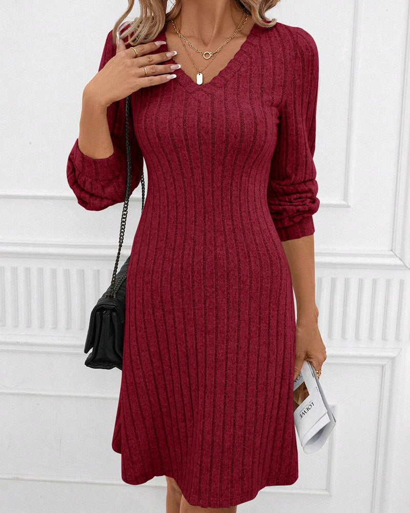 Geribde effen jurk met V-hals in de kleur Bordeaux voor dames in stijl ideaal voor de herfst.