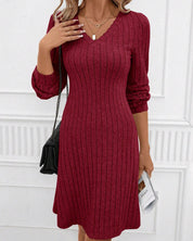 Geribde effen jurk met V-hals in de kleur Bordeaux voor dames in stijl ideaal voor de herfst.