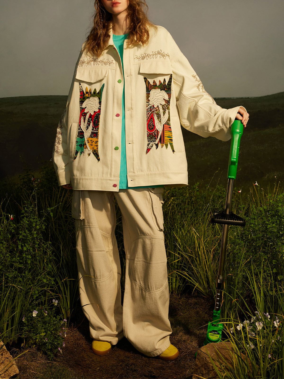 Gertrude | Gebloemd street-style damesjack in de kleur Beige voor dames in Streetwear stijl ideaal voor de herfst.