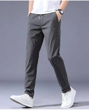 Heren Stretch broek in de kleur Donkergrijs voor heren in stijl ideaal voor de herfst.