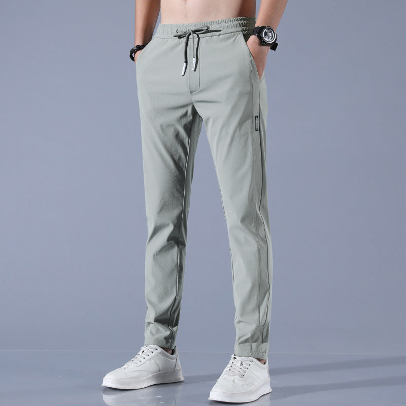 Heren Stretch broek in de kleur Lichtgroen voor heren in stijl ideaal voor de herfst.
