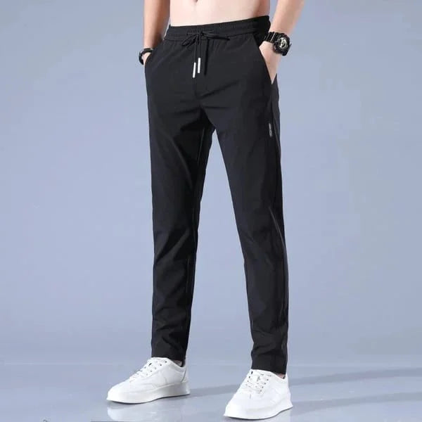Heren Stretch broek in de kleur Zwart voor heren in stijl ideaal voor de herfst.