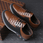 Hybride kunstleren schoenen - een perfecte mix van klassieke en elegante ontwerpen. Deze stijlvolle en veelzijdige schoenen bieden langdurig comfort, superieure demping en innovatieve ondersteuning. Geschikt voor diverse gelegenheden en ideaal voor een modieuze uitstraling.
