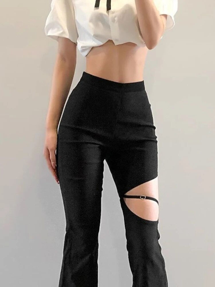 Ilaria | Flared slim damesbroek in de kleur Zwart voor dames in stijl ideaal voor de lente.