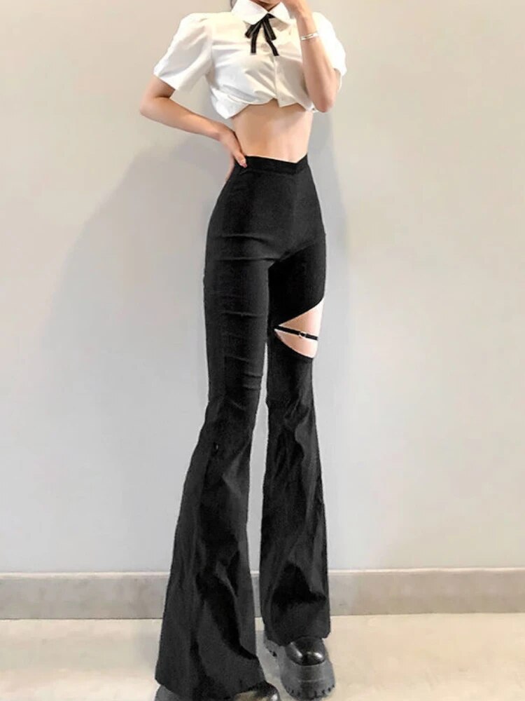 Ilaria | Flared slim damesbroek in de kleur Zwart voor dames in stijl ideaal voor de lente.