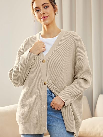 Ilse Jacobsen | Lichte cardigan met V-hals en knoopjes in de kleur Marineblauw voor dames in stijl ideaal voor de winter