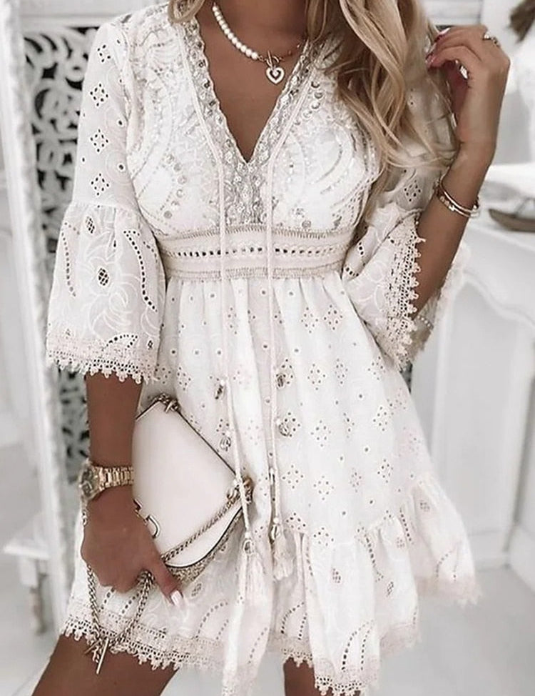 Bohemian jurk met Ibiza-invloeden, perfect voor een relaxte en trendy stijl. De jurk heeft een V-hals en een comfortabele, losse pasvorm die geschikt is voor elke lichaamsvorm.