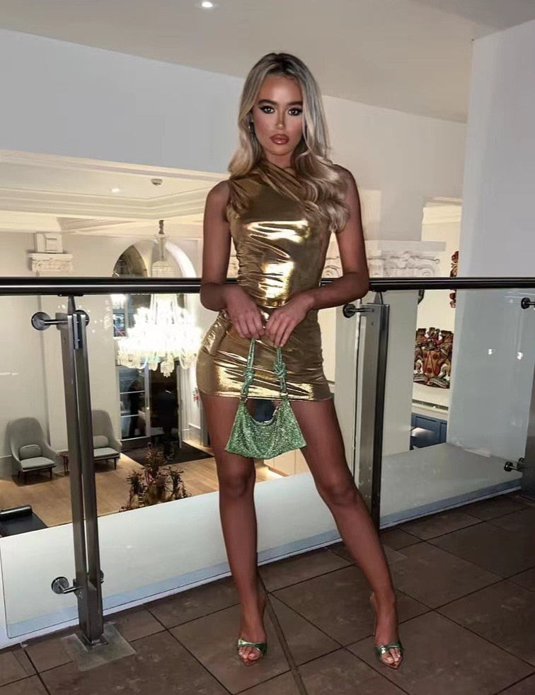 Metallic one-shoulder jurk, perfect voor feestelijke gelegenheden. Deze stijlvolle jurk heeft een trendy design, flatterende mini-lengte, nauwsluitende pasvorm en glinsterende metallic overlay voor een glamoureuze uitstraling. Combineer met hakken voor een onweerstaanbare look.
