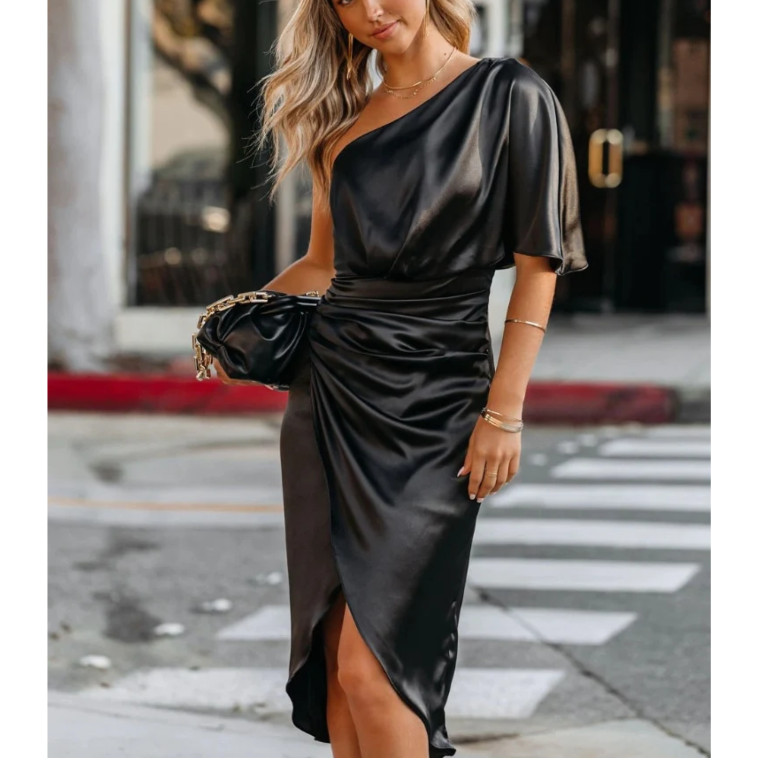 Isabella | Satijnen one shoulder jurk in de kleur Zwart voor dames in Party stijl ideaal voor de herfst.