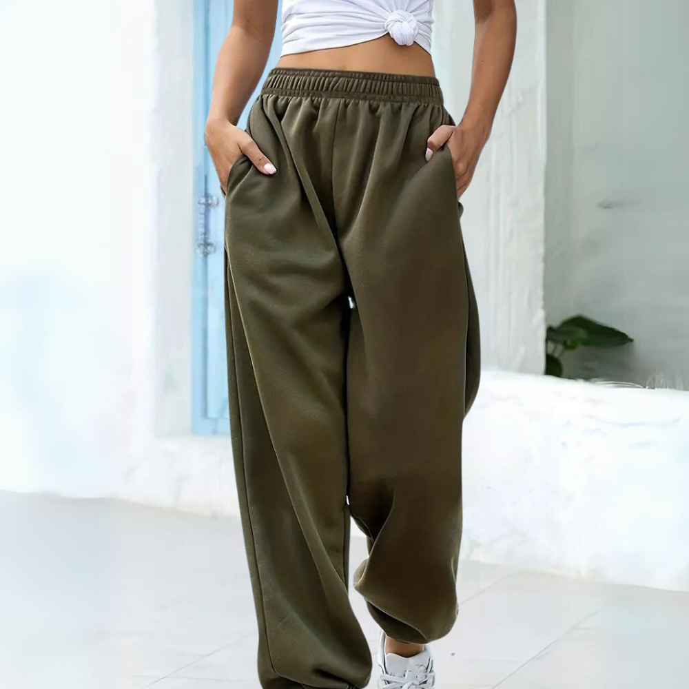 Jacintha | Stijlvolle broek met elegance in de kleur Legergroen voor dames in stijl ideaal voor de herfst.