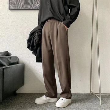 Deze formele broek combineert tijdloze elegantie met een modern ontwerp en een vintage-geïnspireerd kleurenpalet. Met een relaxte pasvorm, rechte pijpen en praktische steekzakken biedt deze broek comfort en stijl, perfect voor kantoor en formele gelegenheden.