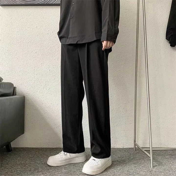 Deze formele broek combineert tijdloze elegantie met een modern ontwerp en een vintage-geïnspireerd kleurenpalet. Met een relaxte pasvorm, rechte pijpen en praktische steekzakken biedt deze broek comfort en stijl, perfect voor kantoor en formele gelegenheden.