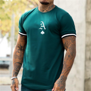 Stijlvolle heren T-shirt met opvallend logo design, gemaakt van hoogwaardige materialen voor ultiem comfort en kwaliteit. De prachtige pasvorm voegt een trendy uitstraling toe aan je dagelijkse outfits.