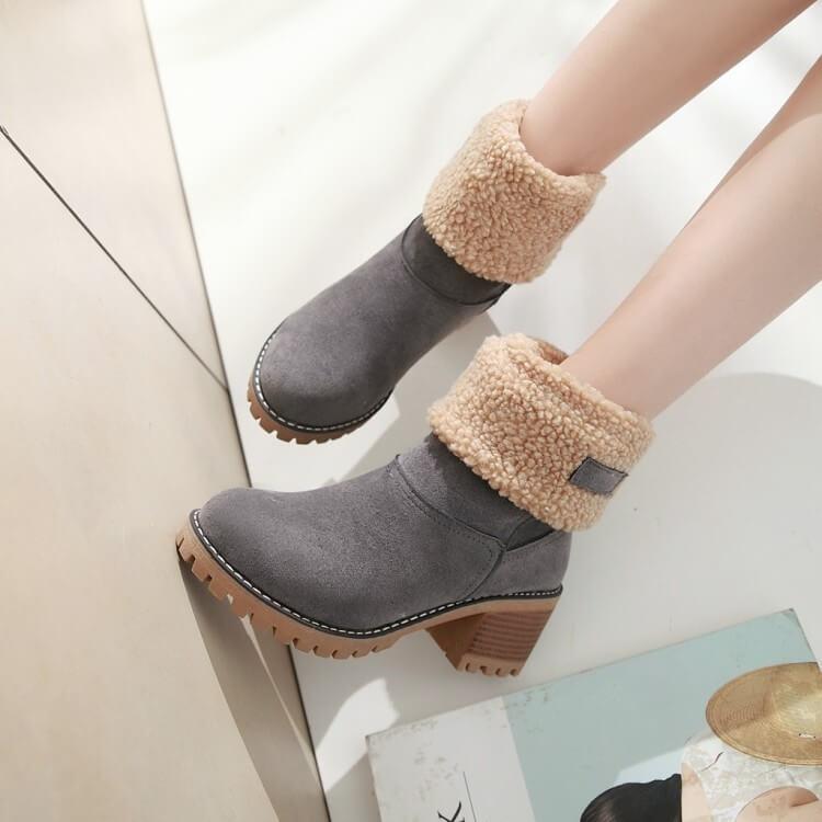 Stap in stijl en comfort de winter in met deze sneeuwlaarzen. De modieuze suède afwerking en warme kunstbontvoering bieden een trendy uitstraling en behaaglijke warmte. Met een dikke anti-slip zool voor stabiliteit in winterse omstandigheden en de mogelijkheid om de schachthoogte aan te passen voor verschillende stijlen, houdt deze laars je warm en modieus, of je nu een winterwandeling maakt of in de stad bent.