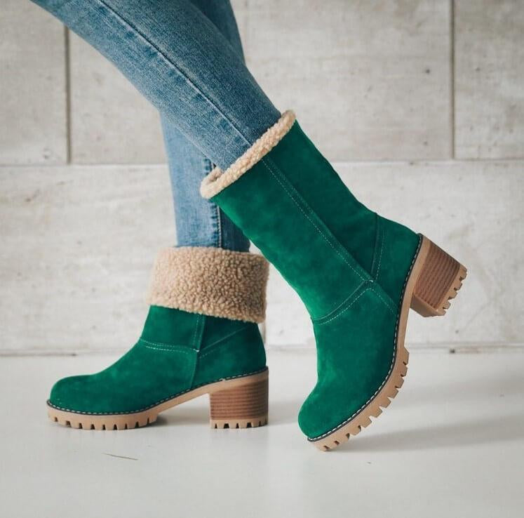 Stap in stijl en comfort de winter in met deze sneeuwlaarzen. De modieuze suède afwerking en warme kunstbontvoering bieden een trendy uitstraling en behaaglijke warmte. Met een dikke anti-slip zool voor stabiliteit in winterse omstandigheden en de mogelijkheid om de schachthoogte aan te passen voor verschillende stijlen, houdt deze laars je warm en modieus, of je nu een winterwandeling maakt of in de stad bent.