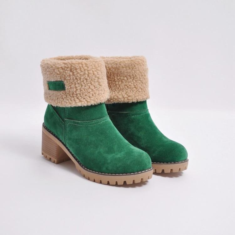 Stap in stijl en comfort de winter in met deze sneeuwlaarzen. De modieuze suède afwerking en warme kunstbontvoering bieden een trendy uitstraling en behaaglijke warmte. Met een dikke anti-slip zool voor stabiliteit in winterse omstandigheden en de mogelijkheid om de schachthoogte aan te passen voor verschillende stijlen, houdt deze laars je warm en modieus, of je nu een winterwandeling maakt of in de stad bent.