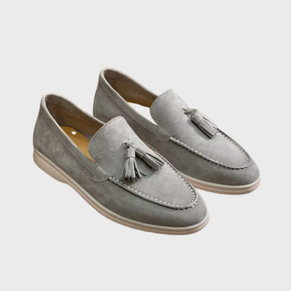 Suède heren loafers - een perfecte combinatie van casual en verfijning. Gemaakt van echt suède en ontworpen voor comfort, biedt de Jasper een ingetogen elegantie die geschikt is voor diverse gelegenheden.