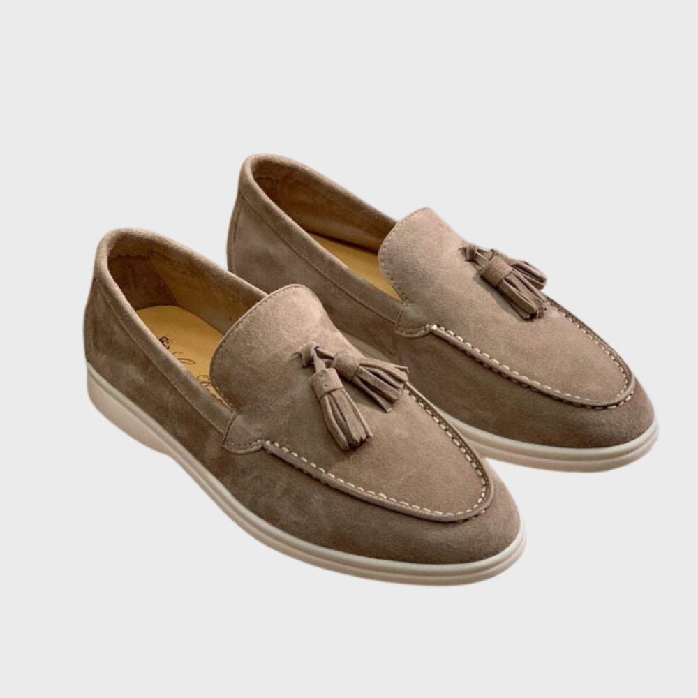 Suède heren loafers - een perfecte combinatie van casual en verfijning. Gemaakt van echt suède en ontworpen voor comfort, biedt de Jasper een ingetogen elegantie die geschikt is voor diverse gelegenheden.