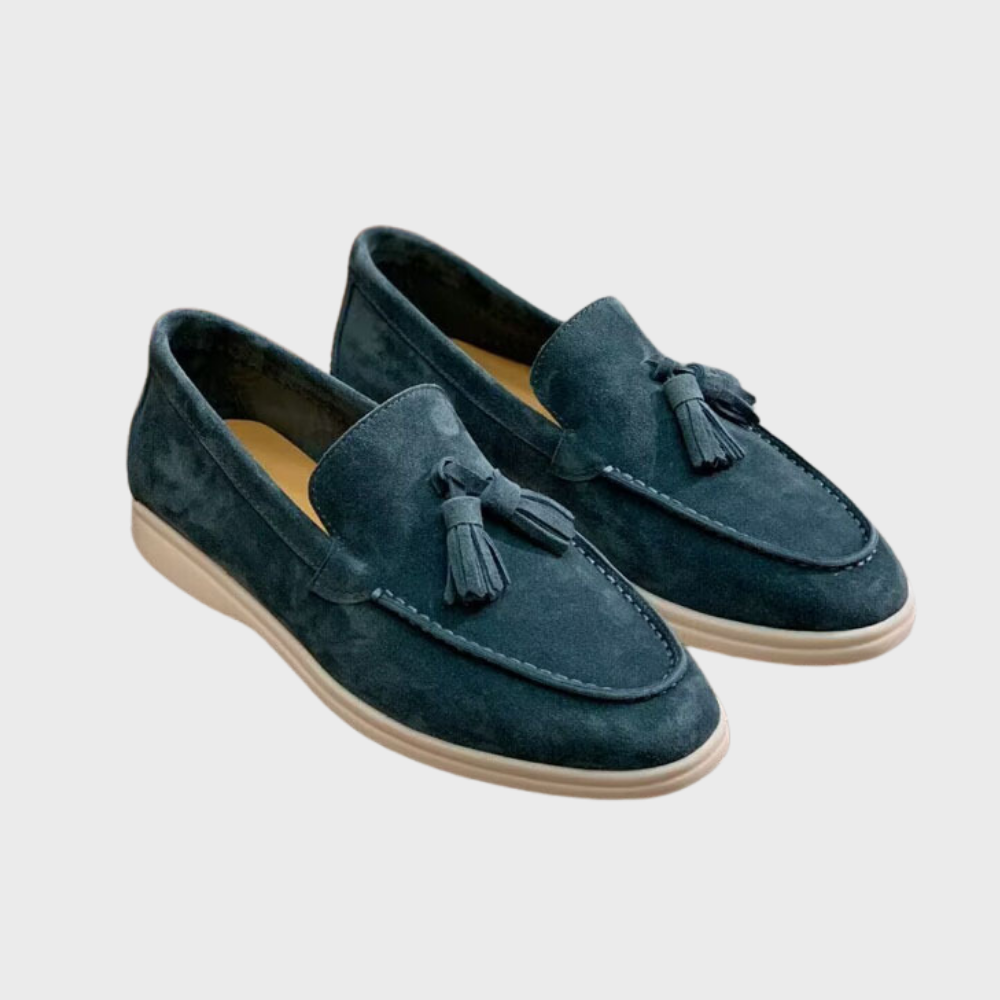 Suède heren loafers - een perfecte combinatie van casual en verfijning. Gemaakt van echt suède en ontworpen voor comfort, biedt de Jasper een ingetogen elegantie die geschikt is voor diverse gelegenheden.