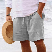 Stijlvolle linnen heren short, perfecte toevoeging aan je zomerse garderobe. Gemaakt van verkoelende en comfortabele linnen stof, met een tijdloos ontwerp dat veelzijdig te combineren is voor zowel casual als meer formele gelegenheden.